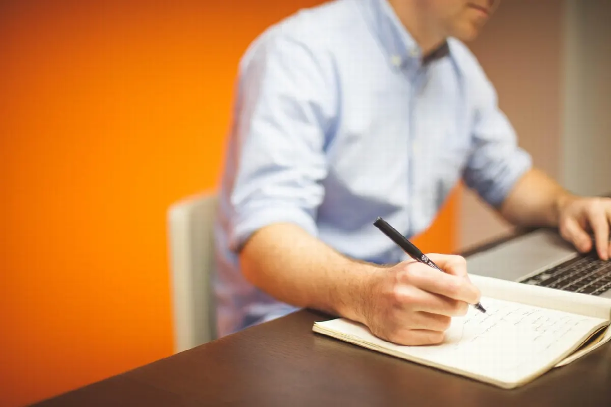 консультант работает за ноутбуком в офисе